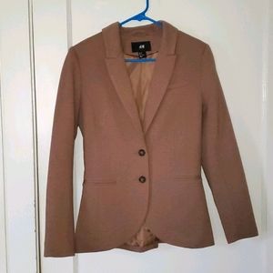 H&M Women's beige fitted blazer